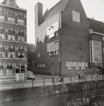 De hoek met de steeg: nóg massiever door het ontbreken van de boom.
<br/>
Beeldbank Gemeentearchief Amsterdam, onbekend